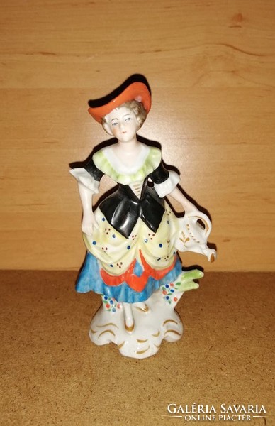 Porcelán hölgy locsolóval figura 12,5 cm (po-1)