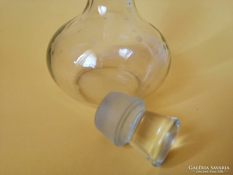 Flask-shaped engraved polka dot oil bottle
