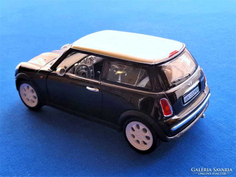 Mini Cooper 2001 (1:24 arányú modell) játék autó