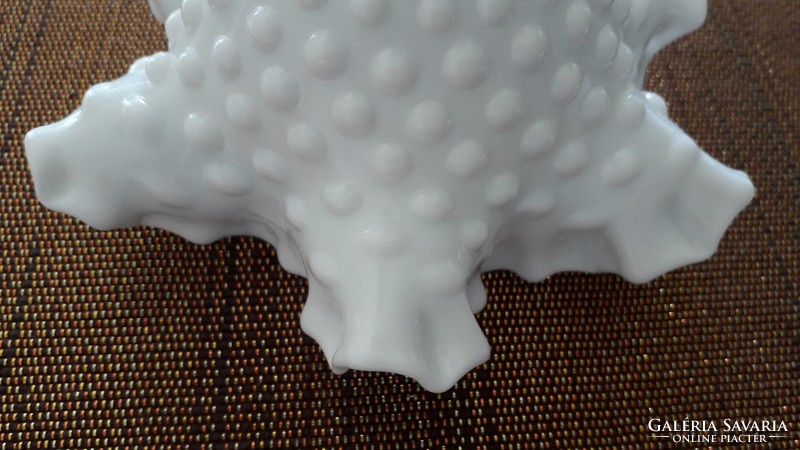Régi fehér kalcedon üveg kehely fodros szélű tejüveg talpas kis tál 15 cm