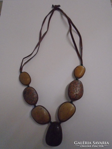 Iparművész által tervezett nyaklánc vagy nyak féldrága kőből 262 ct hossza 47 cm hosszú+logó