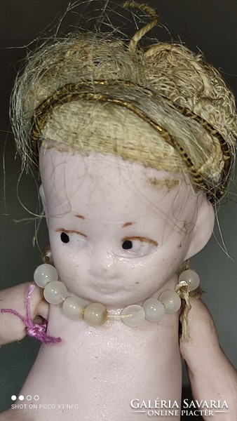 Antik porcelán igen ritka jelzett mini ülő baba