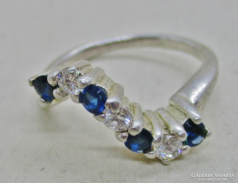 Gyönyörű hullámos ezüstgyűrű kék és fehér kövekkel
