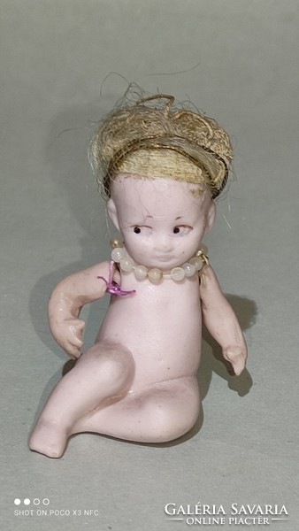 Antik porcelán igen ritka jelzett mini ülő baba