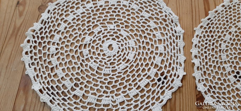 2 Pieces of lace tablecloth, needlework porcelain, ornaments under 24 cm.