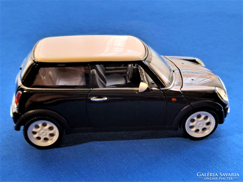 Mini Cooper 2001 (1:24 arányú modell) játék autó