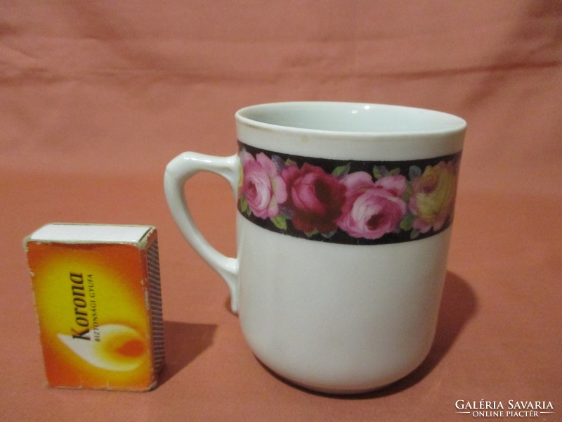 Mug with rose garland and cup