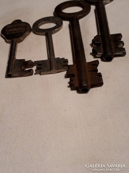4 Arnheim safe keys