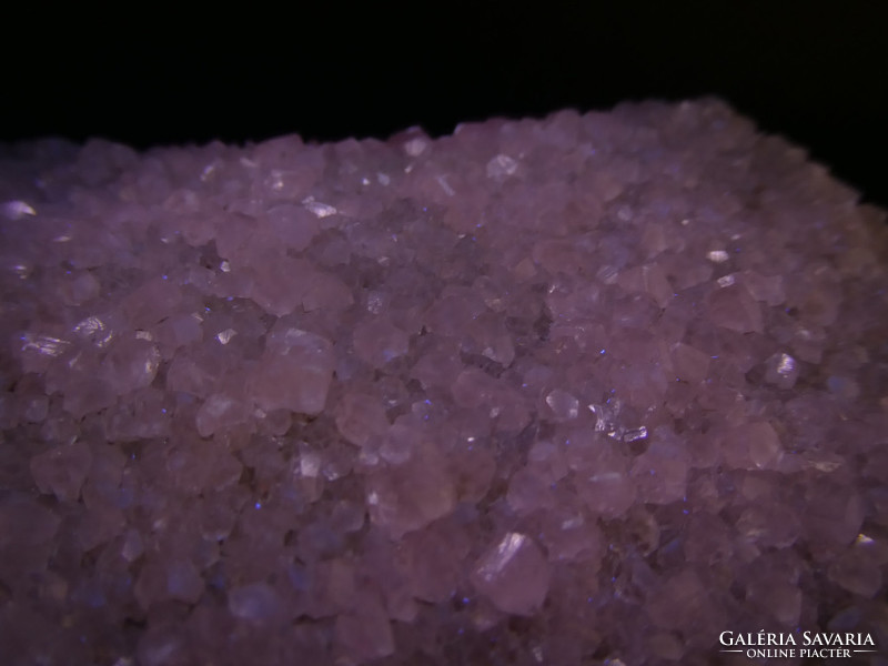 Természetes Manganokalcit kristálycsoport. Nagy méretű, fluoreszkáló ásvány Erdélyből. 307 gramm