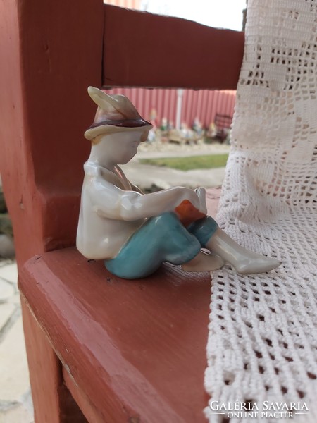 Gyönyörű retro Hollóházi porcelán olvasó fiú, nosztalgia darab nipp figura vitrin dísz