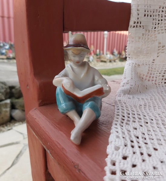 Gyönyörű retro Hollóházi porcelán olvasó fiú, nosztalgia darab nipp figura vitrin dísz