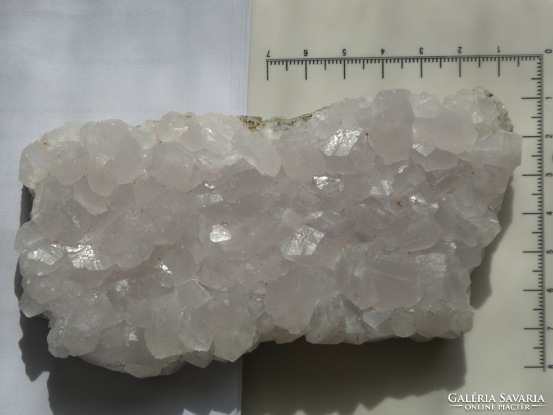 Természetes Manganokalcit kristálycsoport. Nagy méretű, fluoreszkáló ásvány Erdélyből. 307 gramm