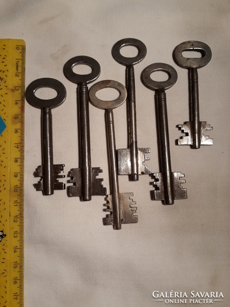 6 pieces of safe keys