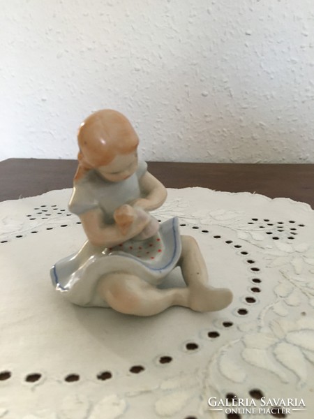 Porcelán babázó kislány