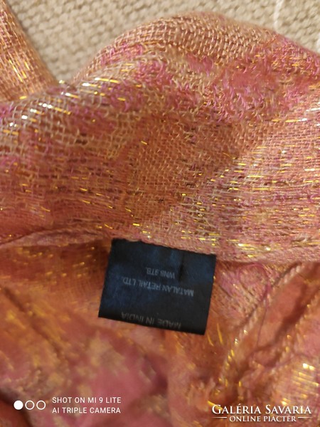 Viscose scarf woven with shiny metal fibers