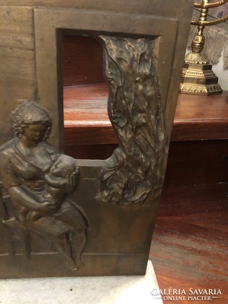 Rábainé Kiss Lenke bronz szobra, 36 cm-es magasságú, szignált.