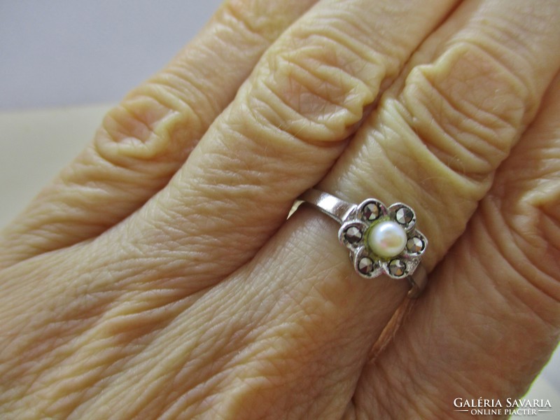 Beautiful daisy silver ring with real pearls and marcasite