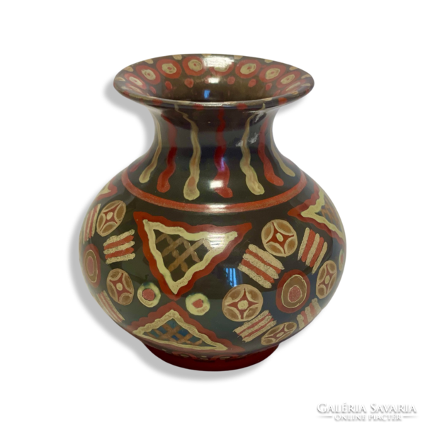 Vase by Eosinos zsolnay, based on the plan of Pompár gyula