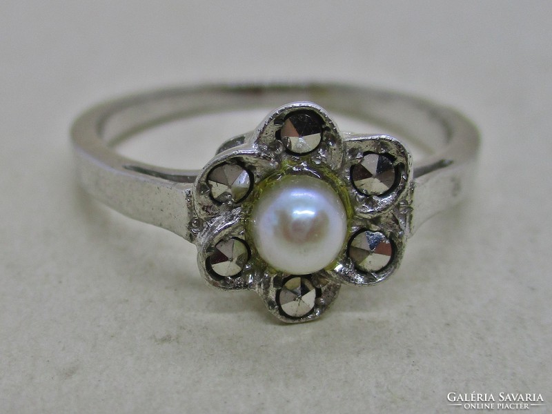 Beautiful daisy silver ring with real pearls and marcasite