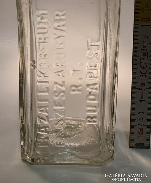 "Hazai Likőr-Rum és Szeszárugyár R.T. Budapest" négyzetes hasáb likőrösüveg (2151)