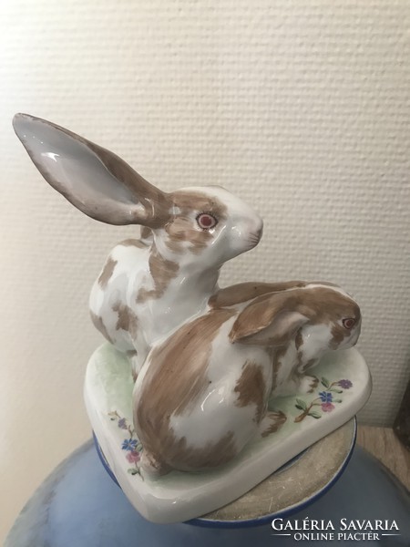 A pair of rabbits from Herend, in display case condition, can be given as a gift