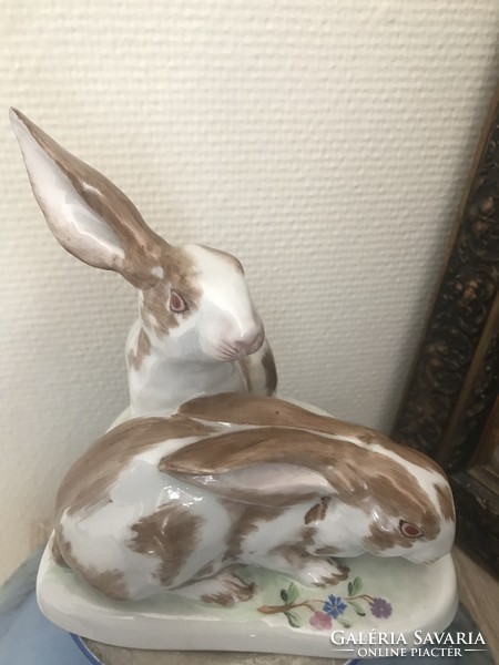 A pair of rabbits from Herend, in display case condition, can be given as a gift