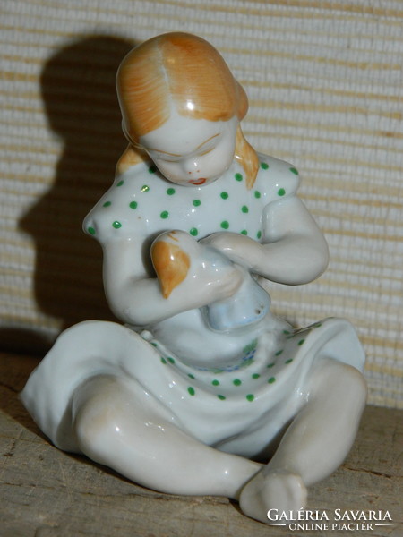 Ritka festésű Kőbányai Porcelán babázó lány