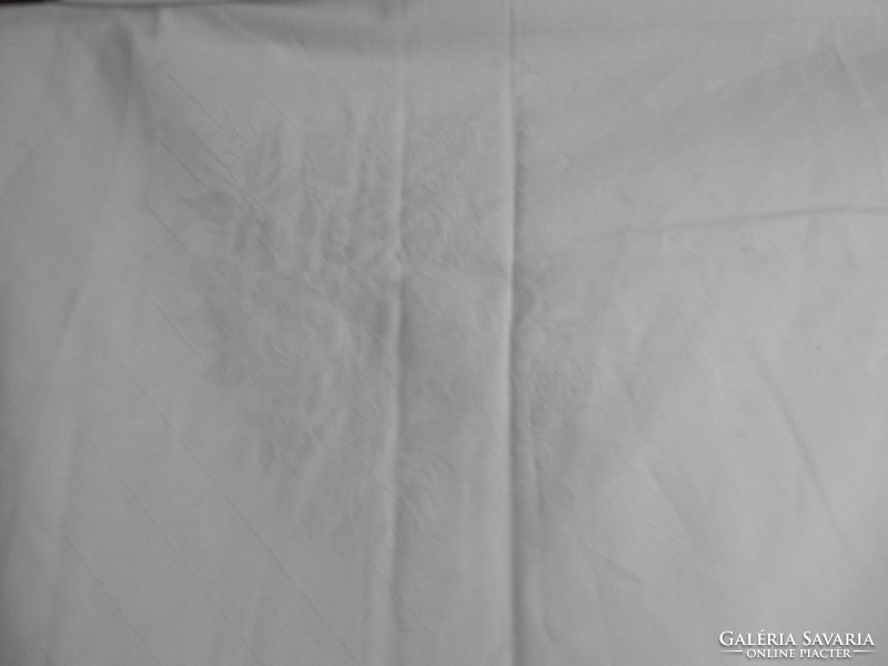 Tablecloth decorated with white bouquets