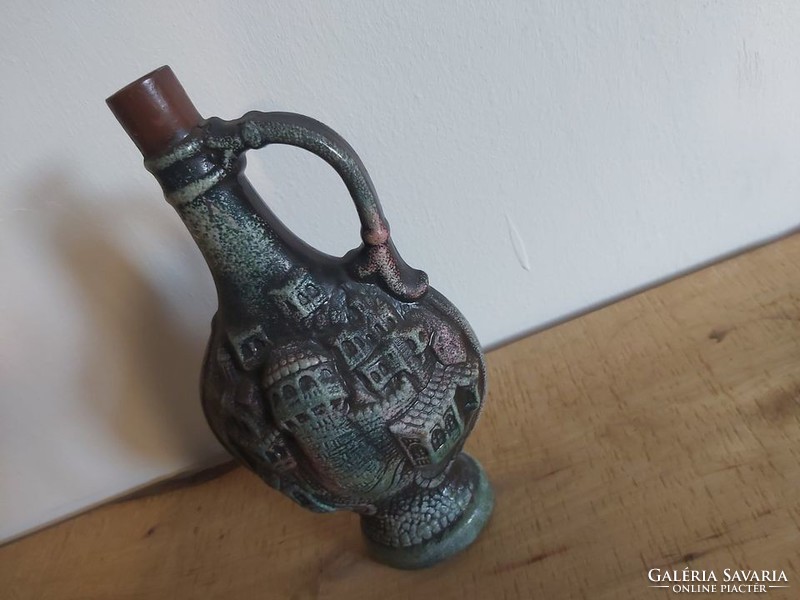 Sómázas német kerámia italos palack város jelenetes domborművel