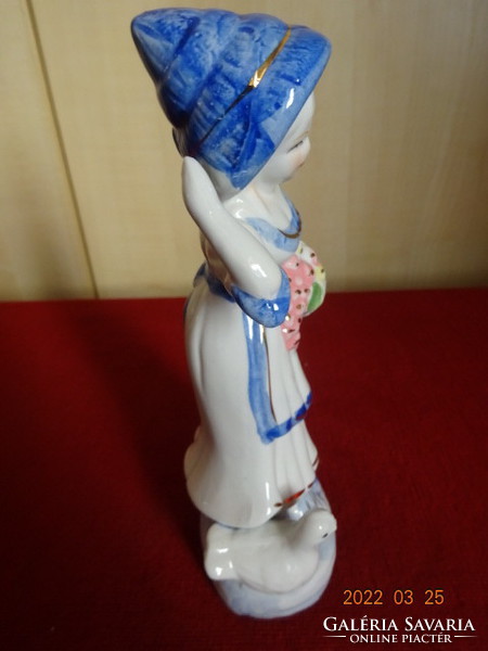 Kézzel festett porcelán figura, galambot etető lány, magassága 19 cm. Vanneki! Jókai.