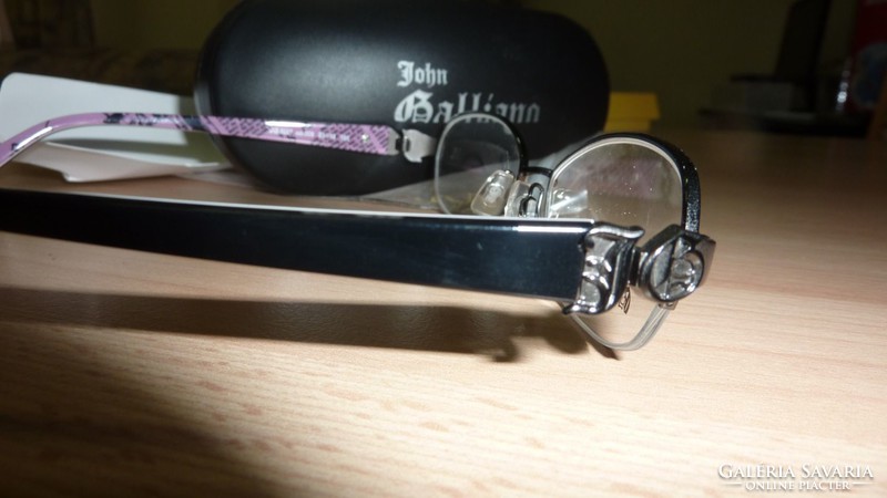 Új John Galliano szemüvegkeret dobozában