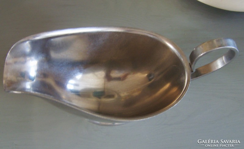 Gero zilmeta, metal sauce bowl, pouring