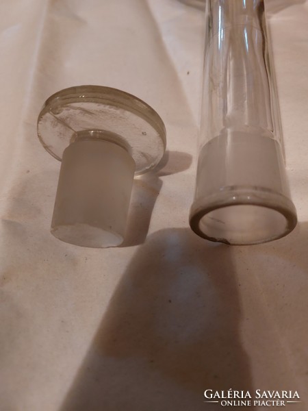 Laboratóriumi lombik, csiszolt üveg dugóval
