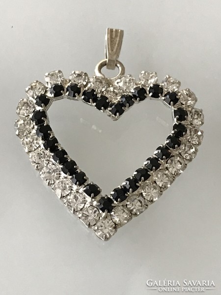 Ezüstözött szív alakú medàl fekete és víztiszta keistályokkal, 4 x 3,3 cm