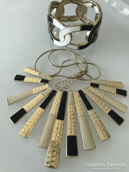 Enamel jewelry set in a modern, novel condition