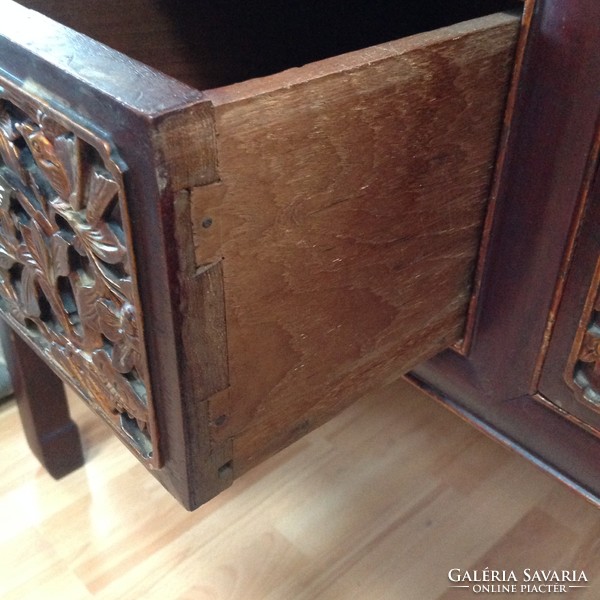 Antik kínai öt fiókos fa asztal, faragott aranyozott fiókelőlappal