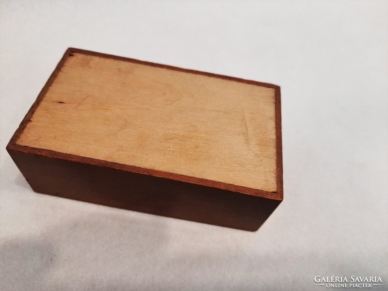 Antik tolótetős fa dobozka / skatulya gravírozható ezüst(?) címerpajzzsal