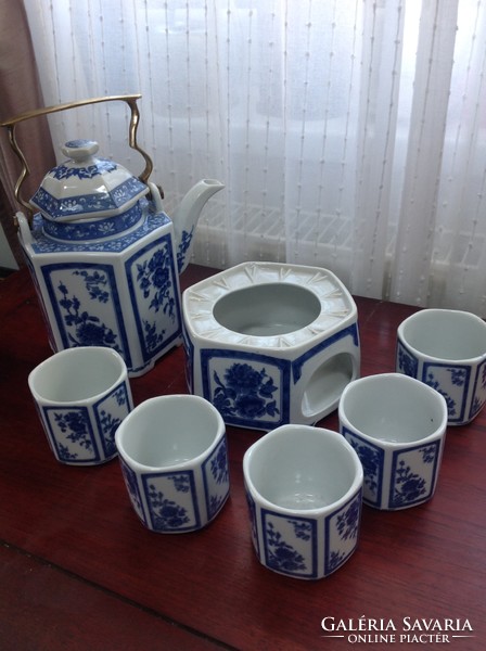 Nagy porcelán teás kanna réz fogantyúval 5 db csészével, melegítővel