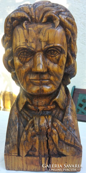 "Beethoven" faragott fa szobor