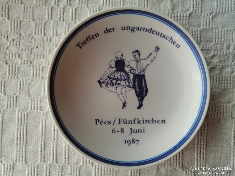 Raven House commemorative wall plate with German inscription, treffen der ungarndeutschen Pécs / fünfkirchen 1987