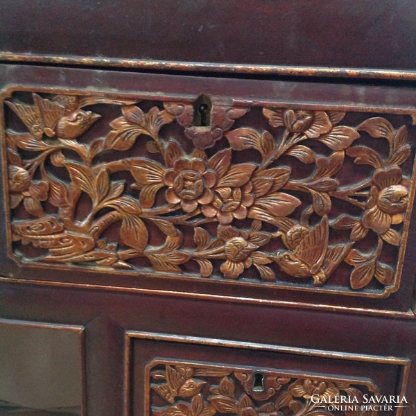 Antik kínai öt fiókos fa asztal, faragott aranyozott fiókelőlappal
