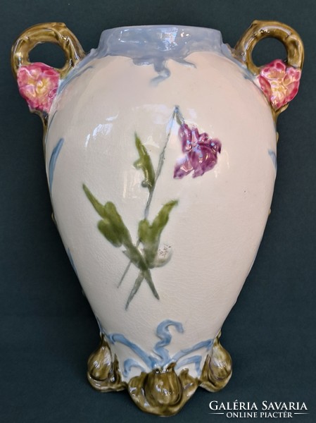 Dt/045 - beautiful 2-handled majolica vase with floral decor