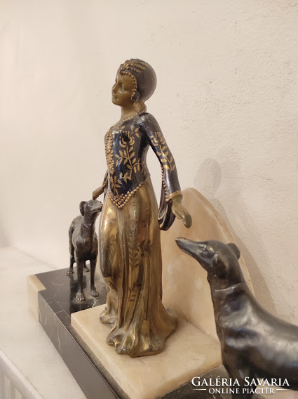 Antik Antik art deco lány 2 kutya spiáter festett szobor nehéz márvány talapzaton 878 5314