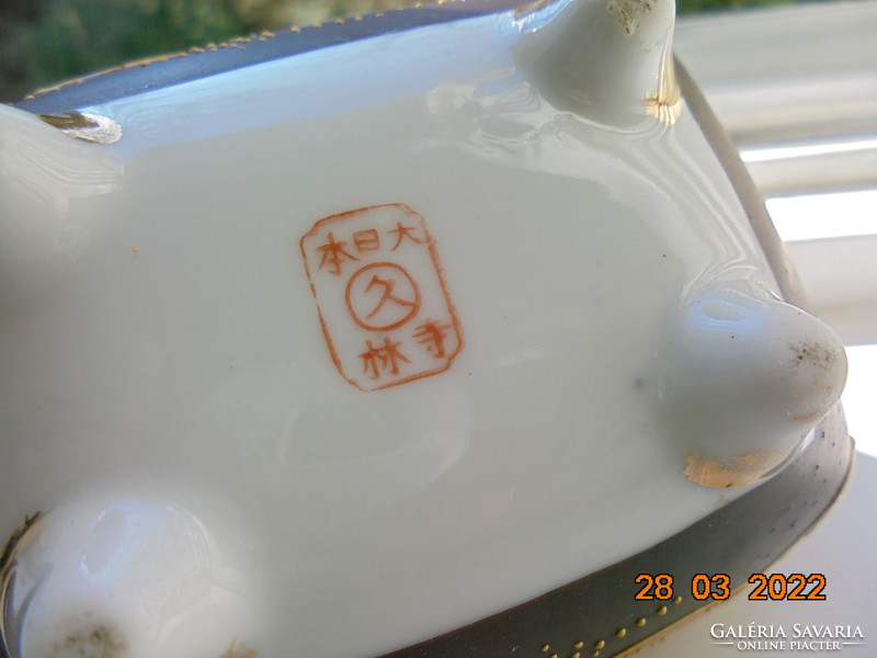 Antik 4 szögletes jelzett Satsuma moriage váza Kánnon és Rakan mintával, Foo kutyával