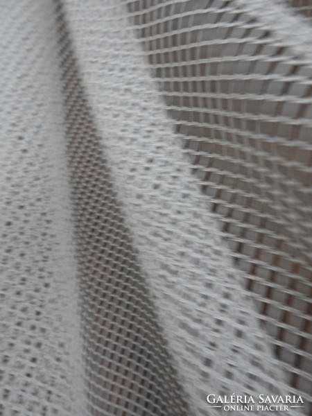 Ekrű csipkefüggöny négyzetrácsos  mintával