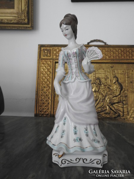 Baroque woman with fan - porcelain sculpture in raven house