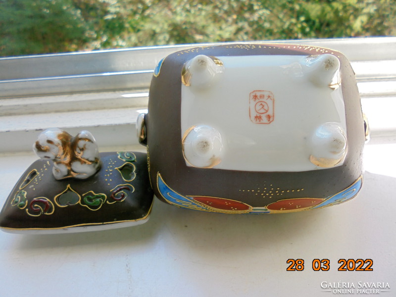 Antik 4 szögletes jelzett Satsuma moriage váza Kánnon és Rakan mintával, Foo kutyával