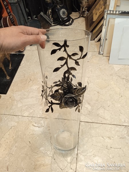 Fém diszitésű üveg váza, 50 cm-es magasságú,lakberhez.