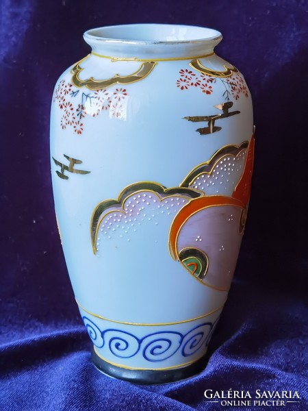 I got it down !!! Antique Japanese hand painted satsuma pocelane vase