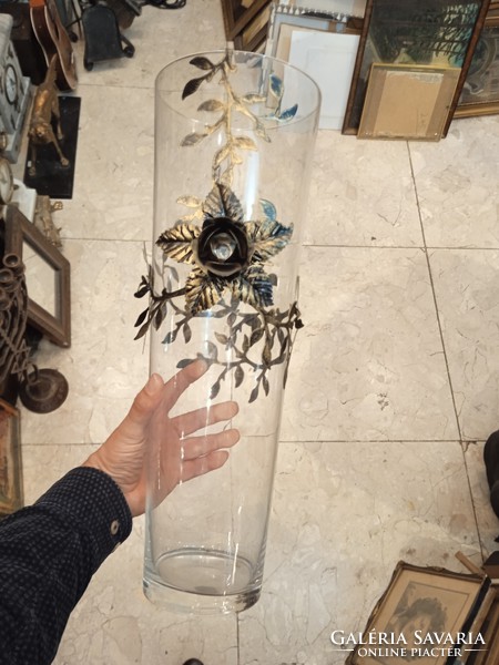 Fém diszitésű üveg váza, 50 cm-es magasságú,lakberhez.